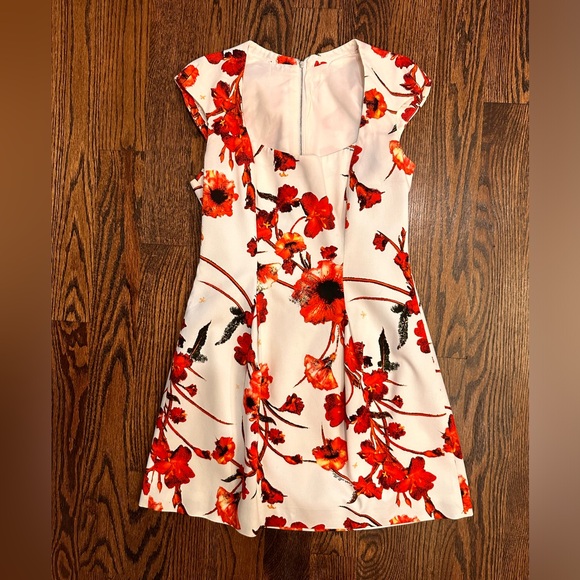 Gorgeous Karen Millen tulip shaped dress with red flowers - Picture 2 of 16